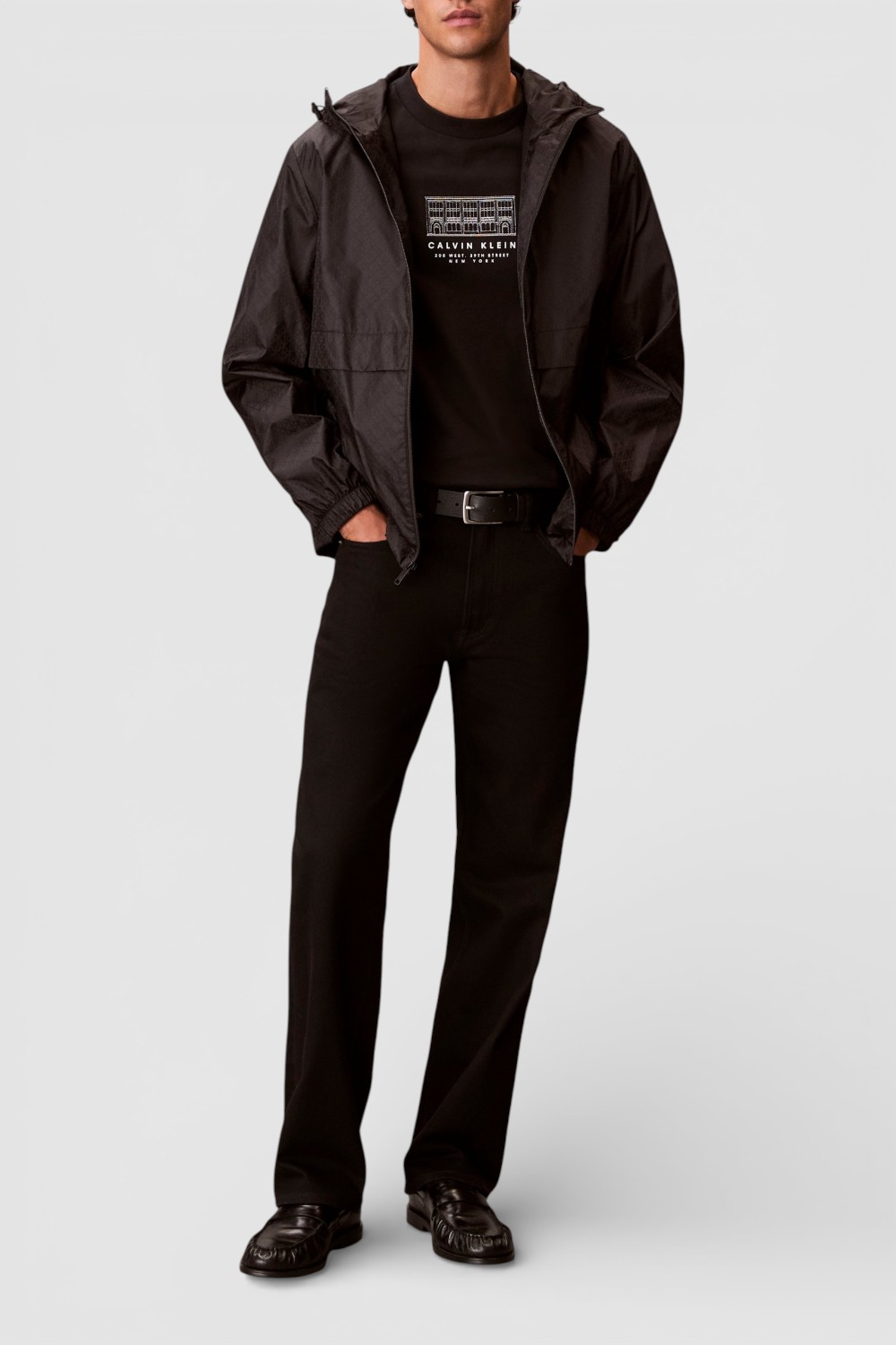 תמונת כל הלוק של חולצת טי